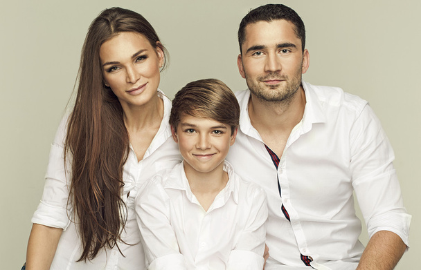 Portrait of a young happy familly in white shirts - Foto, afbeelding