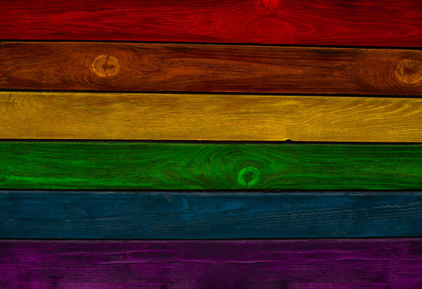 arco-íris gay orgulho proteção símbolo em madeira textura, cerca de madeira, bandeira conceito lgbt
. - Foto, Imagem