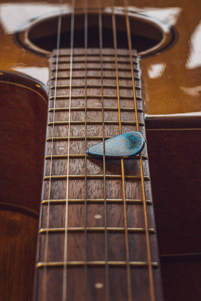 Een gitaar hals met een pick-over. - Foto, afbeelding
