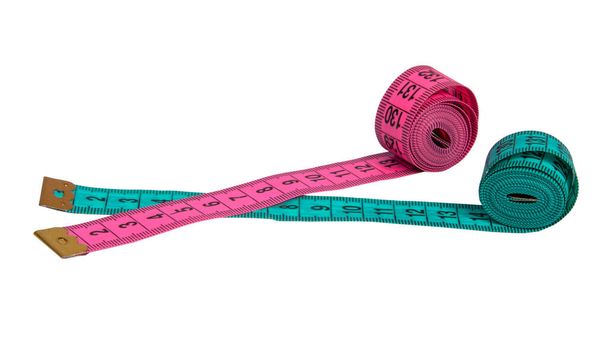 Las cintas de caucho rosa y azul miden para coser tela o tela aislada en el blanco
 - Foto, Imagen