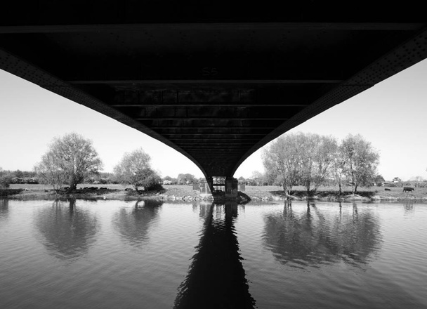 Вид під вузьким річковим мостом
 - Фото, зображення