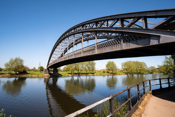 鋼アーチ型の川橋 - 写真・画像