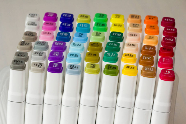Набор ярких разноцветных фломастерных ручек или маркеров с указанием цифр и названия цвета. Фотография для творчества, рисунок для детей, дизайн. Многие маркеры всех цветов радуги
. - Фото, изображение