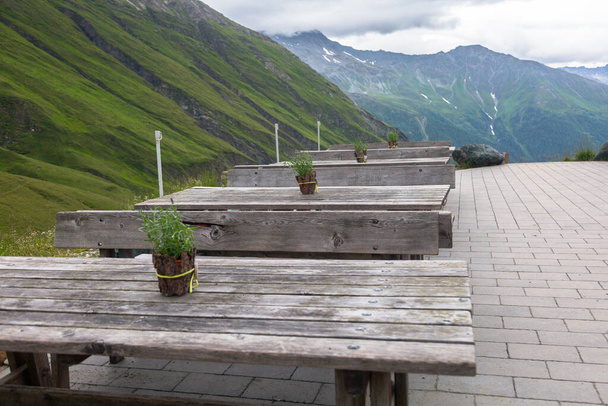 Bancos y mesas para relajarse en las montañas. viajes de senderismo concepto al aire libre, viaje en las montañas, Kals am Grossglockner, Austria
 - Foto, Imagen
