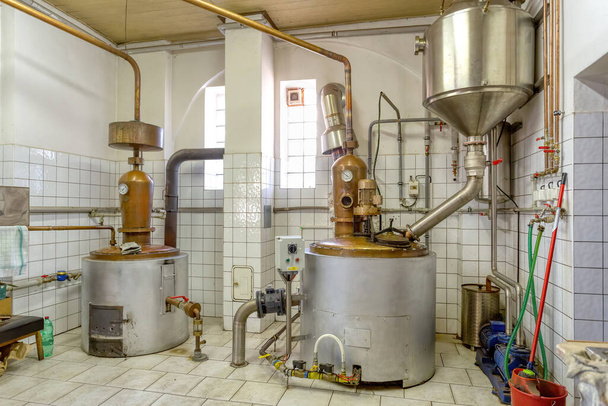 destilaria de álcool para os agricultores das suas próprias frutas, equipamento oficial de destilação de cultura, destilaria de álcool República Checa, Europa
 - Foto, Imagem