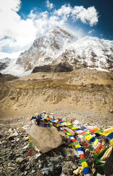 bandiere di preghiera ai piedi di un'alta montagna nell'Everest Base Camp Trek
 - Foto, immagini