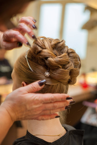 Hairdresser doing a womans hair - Zdjęcie, obraz