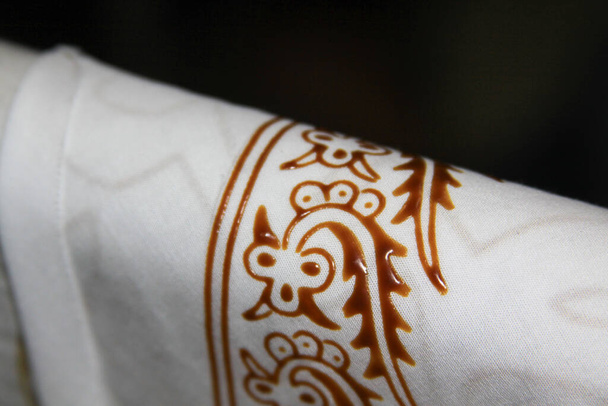 Tekstylia woskowane Batik wiszące w fabryce Winotosastro w Yogyakarta, Java, Indonezja. Batik motywy kwiatowe wzory na tkaninie. Pokój włókienniczy wisi do wyschnięcia w fabryce Winotosastro Batik - Zdjęcie, obraz