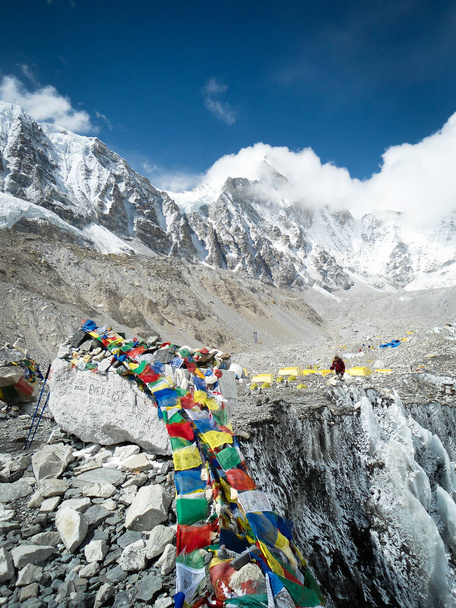 Trekkerek elérik az Everest bázistábort néhány nap gyaloglás után - Fotó, kép