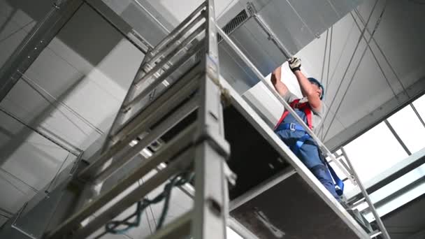 Air Duct Specialist Installing New Vent Shaft System On Ceiling Of Industrial Building.  - Filmagem, Vídeo