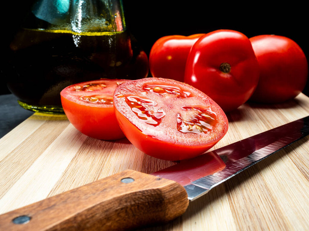 Φρέσκες κόκκινες ντομάτες, ένα λαχανικό που χρησιμοποιείται ευρέως στη μεσογειακή διατροφή. - Φωτογραφία, εικόνα