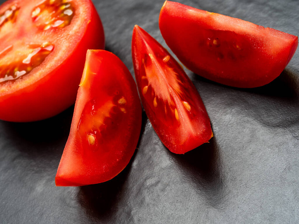 Tomates rouges fraîches, un légume largement utilisé dans le régime méditerranéen
. - Photo, image
