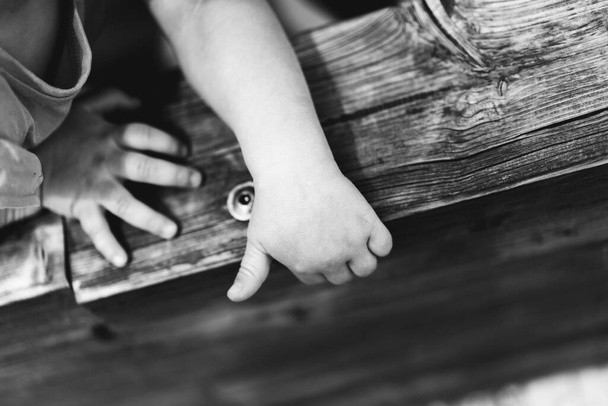 Dettaglio sulla piccola mano del bambino che gioca
 - Foto, immagini