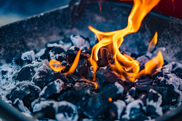 Een close-up van een vuur van een barbecue of vuurplaats - Foto, afbeelding