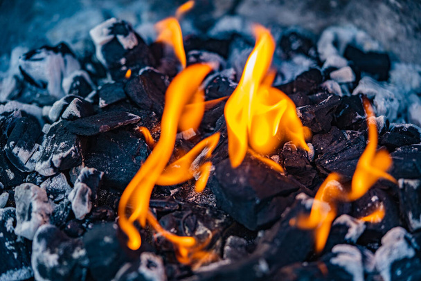 Gros plan d'un feu provenant d'un barbecue ou d'un foyer
 - Photo, image