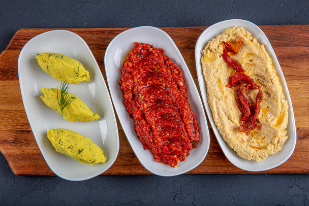 Türk mutfağı aperatifleri; baharatlı püre, patates püresi, humus. - Fotoğraf, Görsel