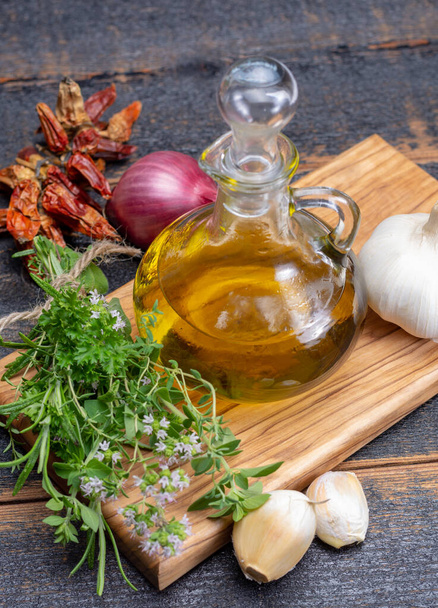 Aromatic fresh kitchen herbs, garlic, onion and olive oil, main ingredients for many dishes in medditerranean cuisine - Valokuva, kuva