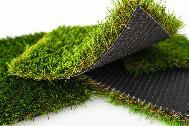 Образцы зеленой искусственной травы различной толщины. - Фото, изображение