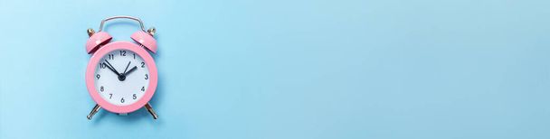 Einfach minimalistisches Design klingelt Zwillingsglocke klassischen Wecker Isoliert auf blauem Pastellhintergrund. Ruhezeiten Zeit des Lebens guten Morgen Nacht wachen wach Konzept. Flache Lageansicht Kopierraum-Banner - Foto, Bild