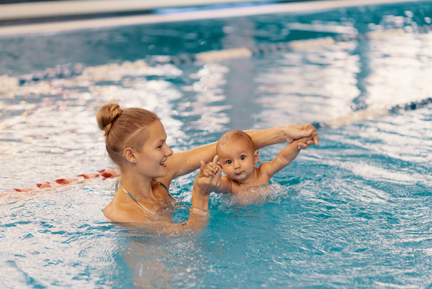 Matka a malý syn se baví v bazénu - Fotografie, Obrázek