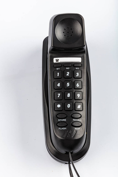 Wall Phone Bureau Wall Mountable. Moderne zwarte muur telefoon geïsoleerd op witte achtergrond. - Foto, afbeelding