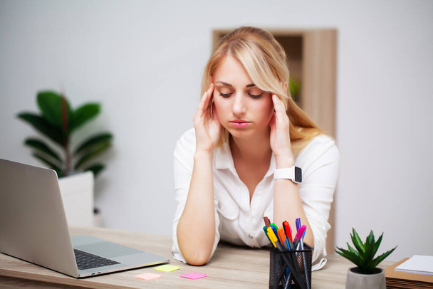 Unavená mladá podnikatelka vyčerpaná na pracovišti ve své kanceláři - Fotografie, Obrázek