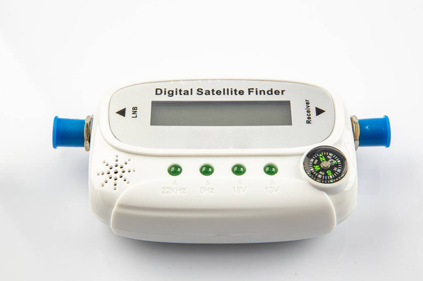 Digital Satellite Finder. Détecteur de signal satellite isolé sur fond blanc
. - Photo, image