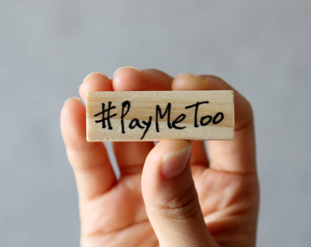 #Concept de mouvement PayMeToo. Main tenant un bloc de bois avec # PayMeToo - Photo, image