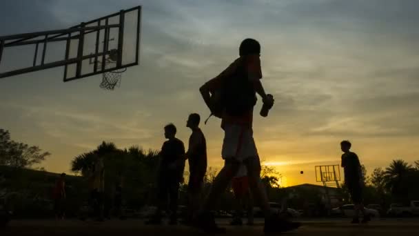 La gente está jugando baloncesto al atardecer
 - Metraje, vídeo