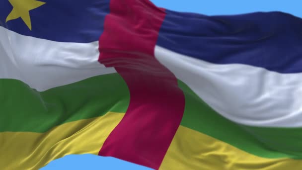 4k Orta Afrika Cumhuriyeti Ulusal Bayrak Kırışıklıkları Gökyüzü pürüzsüz döngü arka planı - Video, Çekim