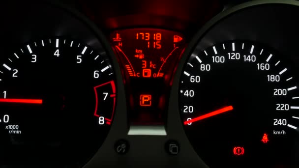El medidor de velocidad digital del automóvil es señal de advertencia
  - Metraje, vídeo