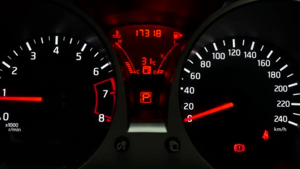 Cyfrowy prędkościomierz samochodowy to sygnał ostrzegawczy  - Materiał filmowy, wideo