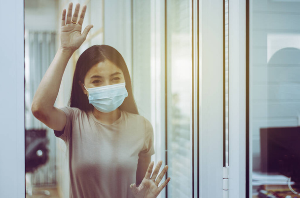 Aasialainen nainen jäädä kotiin aikana sepelvaltimovirus ja covid-19 epidemia tai pandemia, Sosiaalisen etäisyyden käsite - Valokuva, kuva