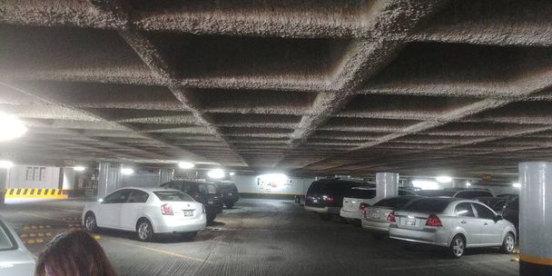 Estacionamiento subterrneo con un techo reducido.  - Foto, afbeelding