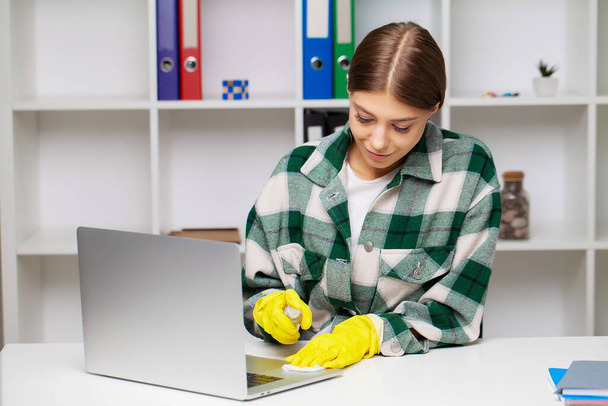A takarító cég alkalmazottja teljesíti az irodai takarításra vonatkozó utasításokat. - Fotó, kép