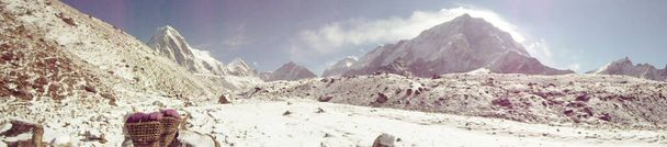 Amazing snowy landscape in the Everest base camp trek. Vista panorâmica
 - Foto, Imagem