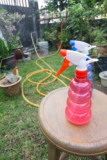 kép a kijelzők színes műanyag kert kézi permetező használata a szabadtéri kertben. - Fotó, kép