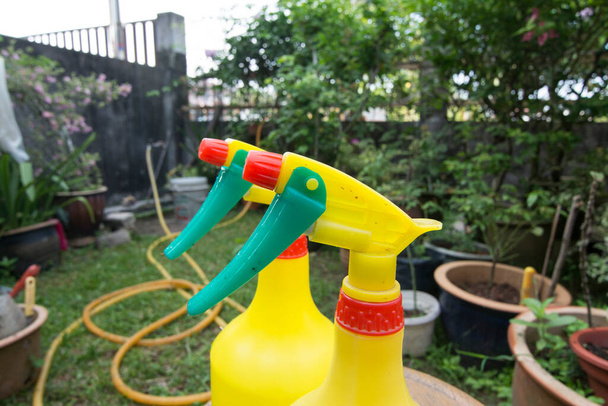 obraz displejů barevné plastové zahrady ruční postřikovač použití na venkovní zahradě. - Fotografie, Obrázek