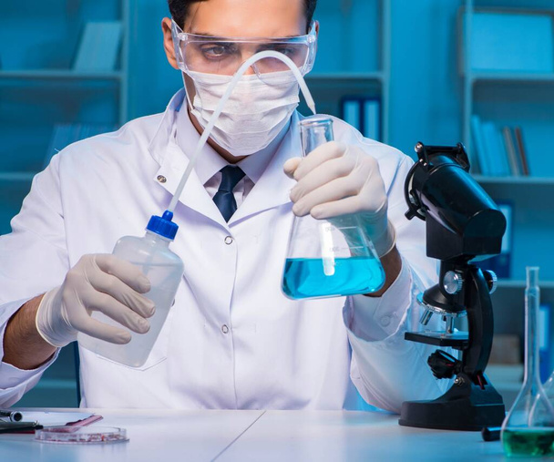 Chemie assistent werkzaam in het chemisch lab - Foto, afbeelding