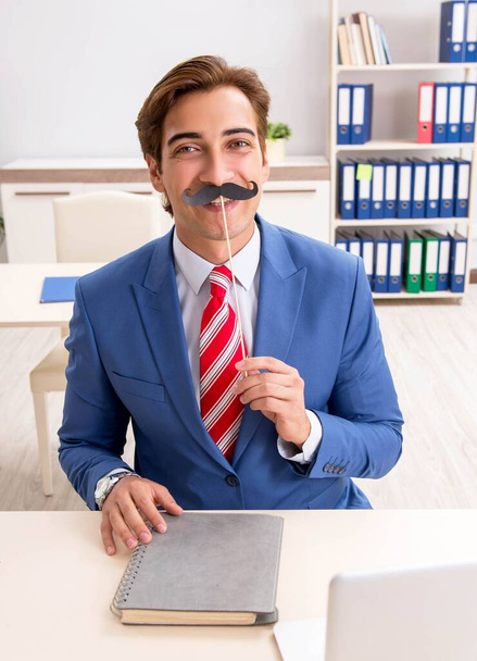 Bisinessman divertido con bigote falso en la oficina
 - Foto, imagen