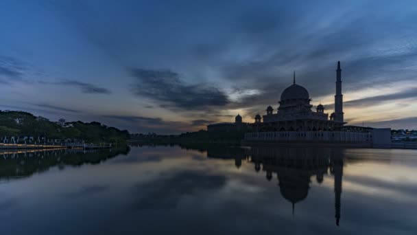 Piękny i dramatyczny wschód słońca Upływ czasu w meczecie Putra nad jeziorem z odbiciem w wodzie w Putrajaya, Malezja. - Materiał filmowy, wideo