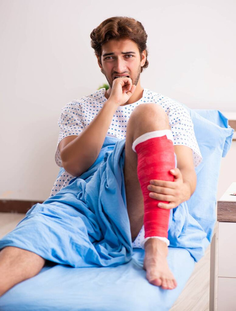 Zraněný muž čeká na ošetření v nemocnici - Fotografie, Obrázek
