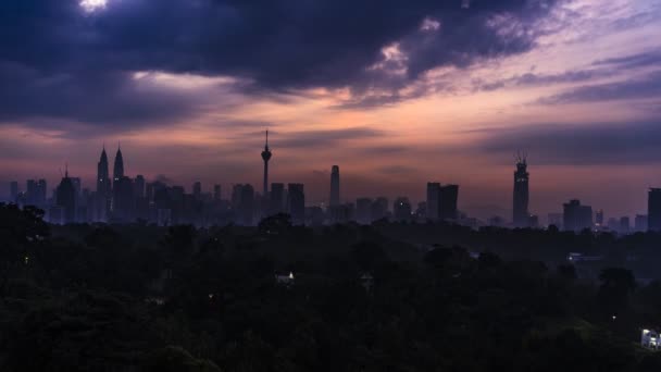 Time lapse di bella alba di Kuala Lumpur City da Bukit Tunku. Con l'edificio grattacielo silhouette come sfondo. - Filmati, video
