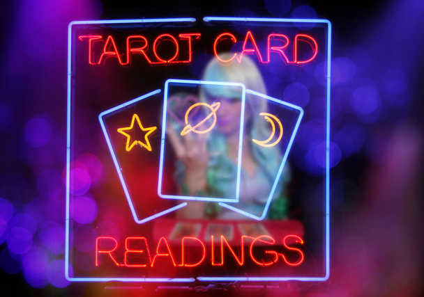 Lectures de cartes de tarot Neon Connexion Fenêtre avec Psychic Tarot Card Reader flou en arrière-plan - Photo, image
