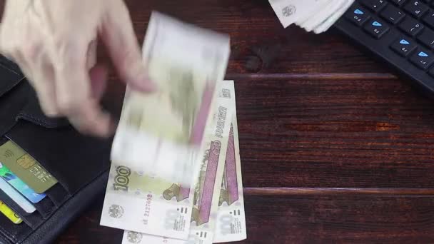 Papír bankjegyek Orosz rubel. Oroszország nemzeti valutája a rubel. bank Oroszország Az orosz rubel háttér. Ezer rubel közelről. A rubel leesése vagy emelkedése. - Felvétel, videó