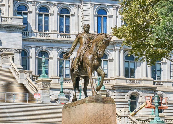 Estatua del General Philip Sheridan frente al edificio del Capitolio del Estado de Nueva York. El Capitolio del Estado de Nueva York, sede del gobierno del Estado de Nueva York, Albany, NY
 - Foto, imagen