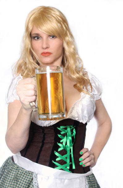 Taverna garçonete com caneca de cerveja Closeup
 - Foto, Imagem
