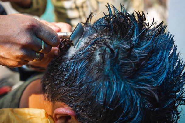 Jeune homme se faire couper les cheveux par un coiffeur, styles de cheveux.Selective Focus
 - Photo, image