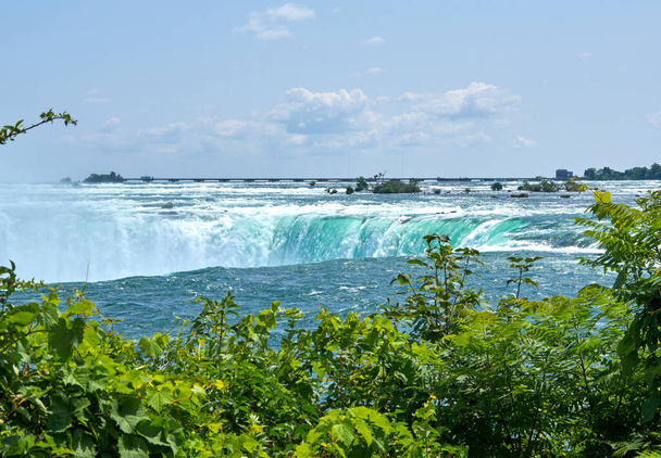 schöne Niagarafälle im Sommer an einem klaren, sonnigen Tag, Blick von der kanadischen Seite. niagara falls, ontario, canada - Foto, Bild