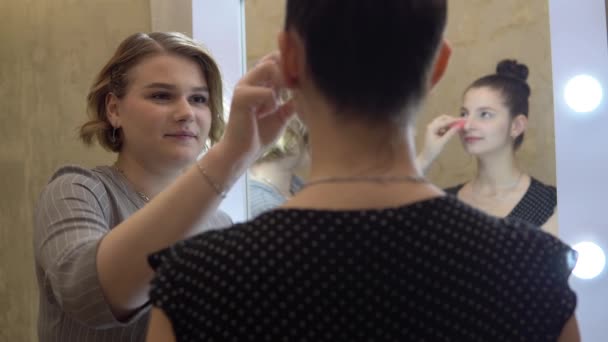 Make-up kunstenaar en klant, gezicht, schoonheidssalon, make-up foundation - Video